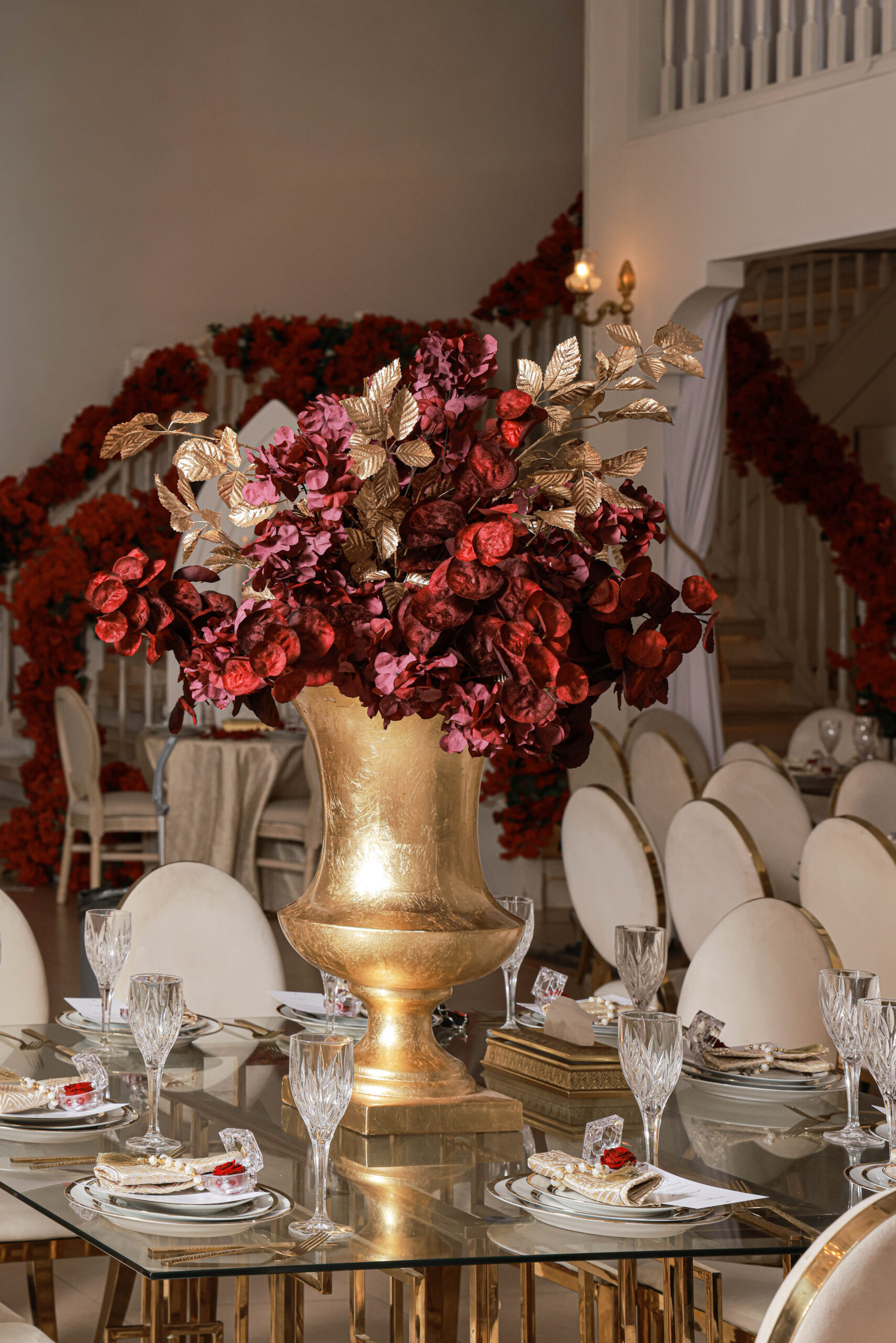 Tafel met een rood bloemstuk als middelpunt