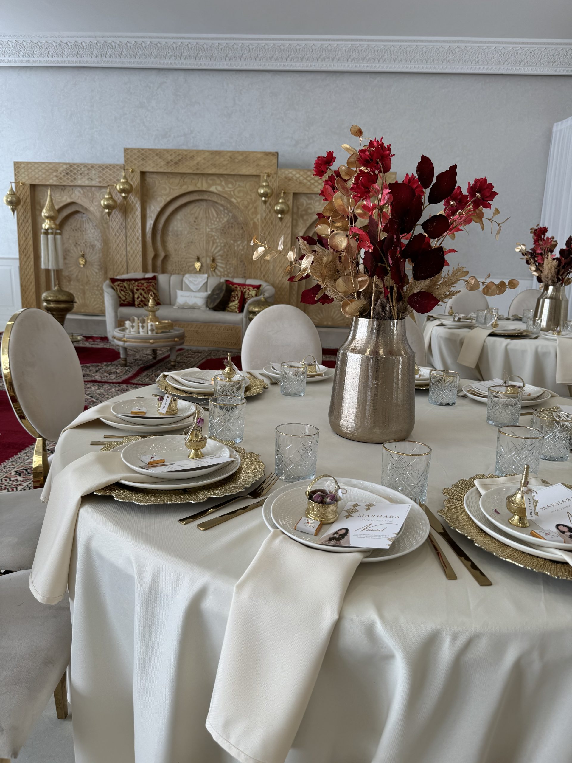 Verzorgd gedekte tafel met servies en glaswerk