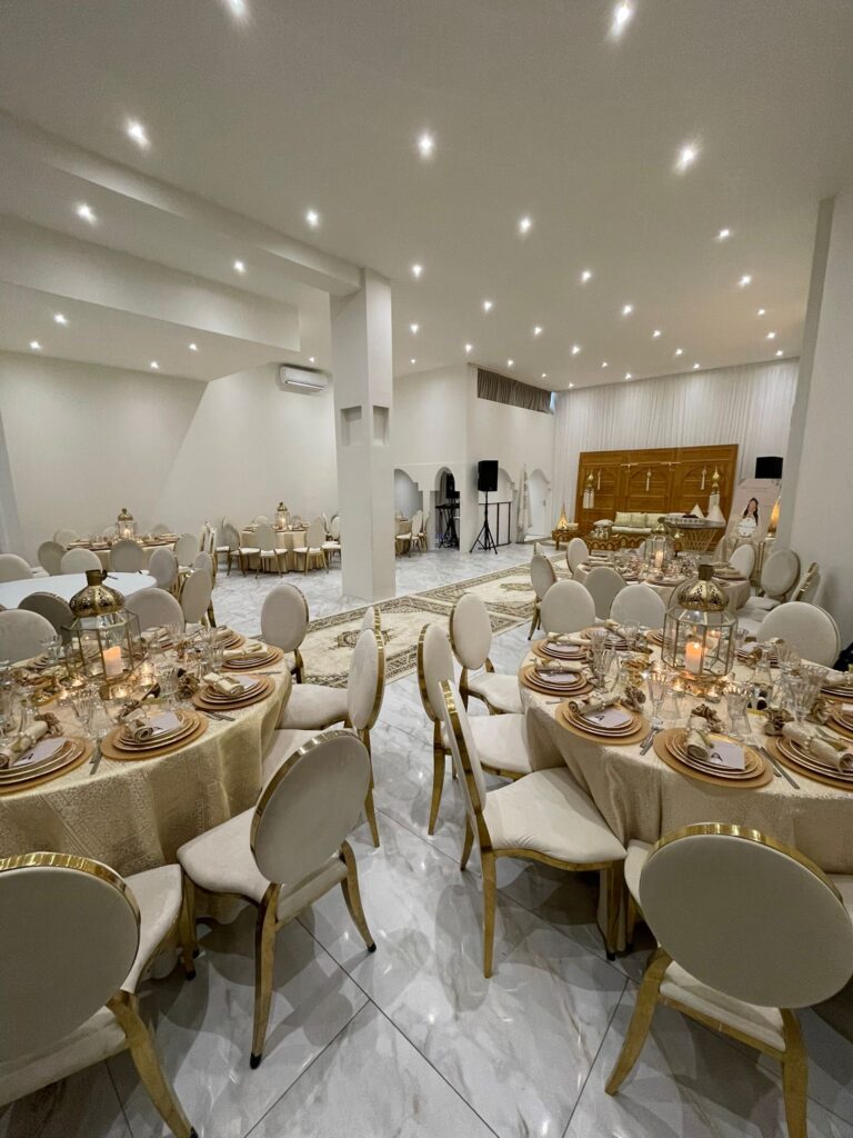 Feestzaal met gedekte tafels en kaarsen