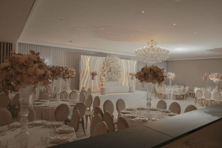 Trouwzaal met bloemendecor en kroonluchter